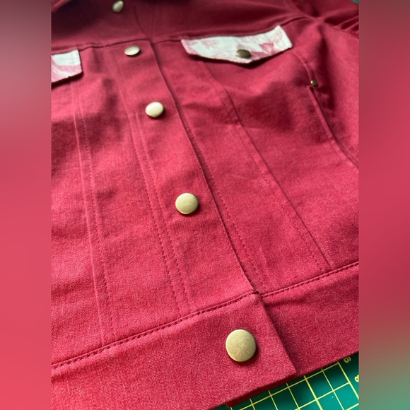 Maple leaf jean jacket, crafted from secondhand textiles, ladies' size XS S - Picture 11 of 16